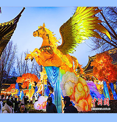 游客在夫子庙欣赏彩灯