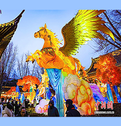 游客在夫子庙欣赏彩灯